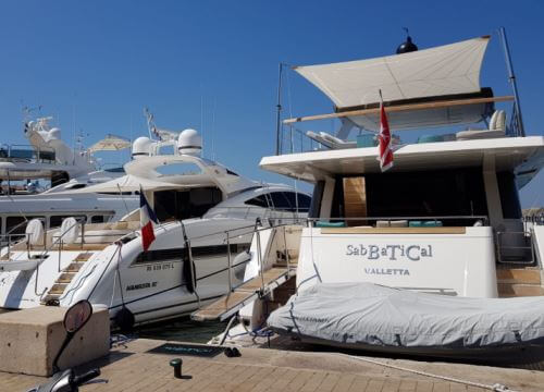 Yachts amarrs dans le port de Saint-Tropez, sur la Cte d'Azur