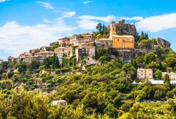 Vue panoramique du village perch d'Eze sous un beau ciel bleu