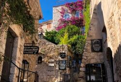 Une rue troite dans le village perch d'Eze, avec ses jolies maisons en pierre