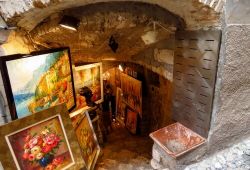 Tableaux exposs devant une galerie d'art dans le village perch de Saint-Paul-de-Vence