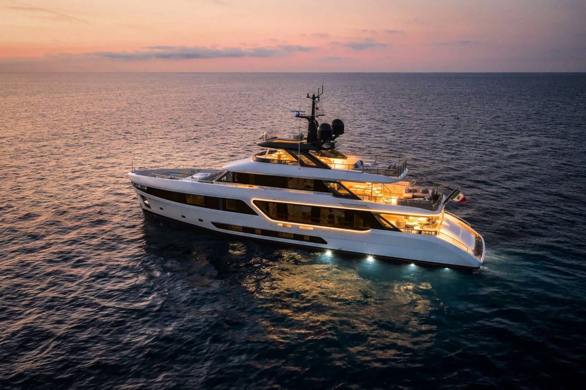 BENETTI MOTOPANFILO 37M VUE DU YACHT LA NUIT