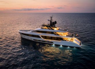 BENETTI MOTOPANFILO 37M VUE DU YACHT LA NUIT