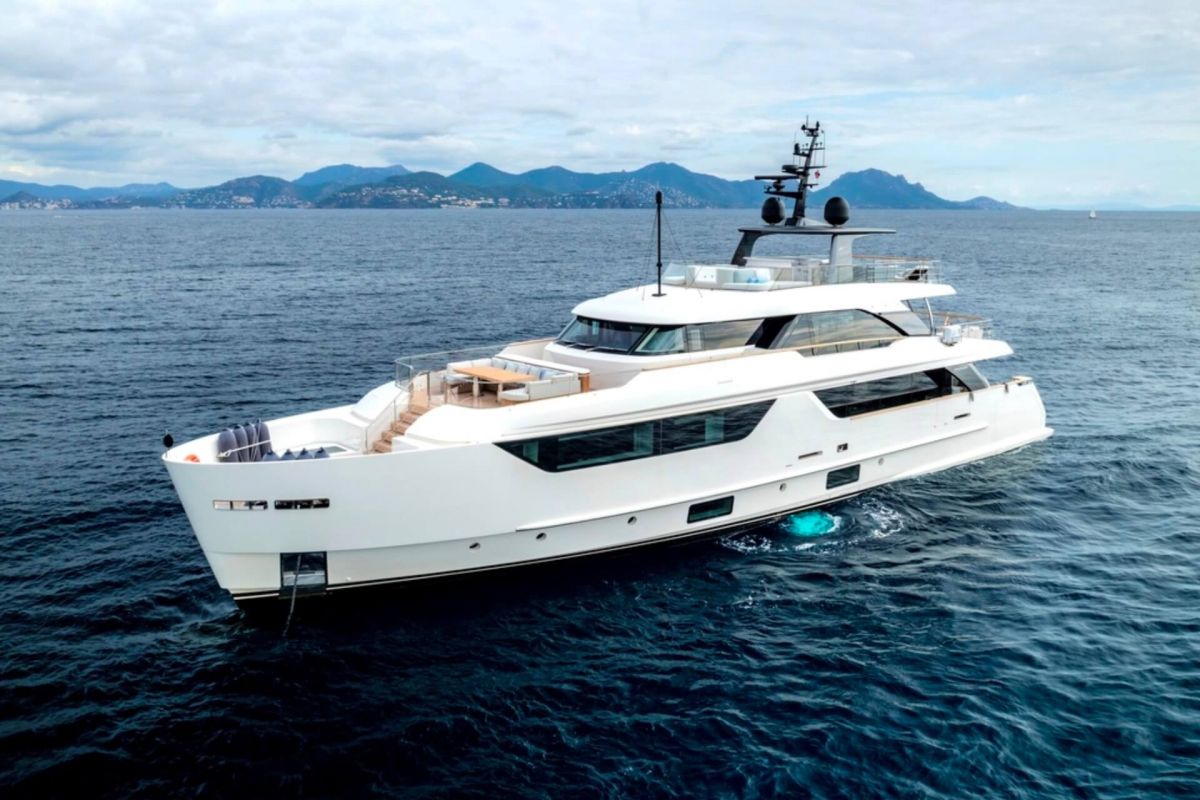 LOCATION YACHT SANLORENZO SD118