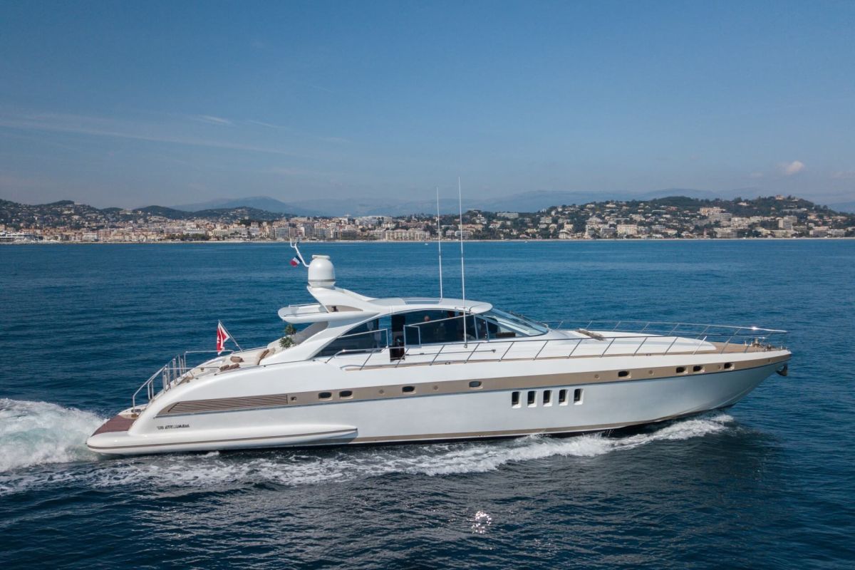 LOCATION YACHT OVERMARINE MANGUSTA 80 