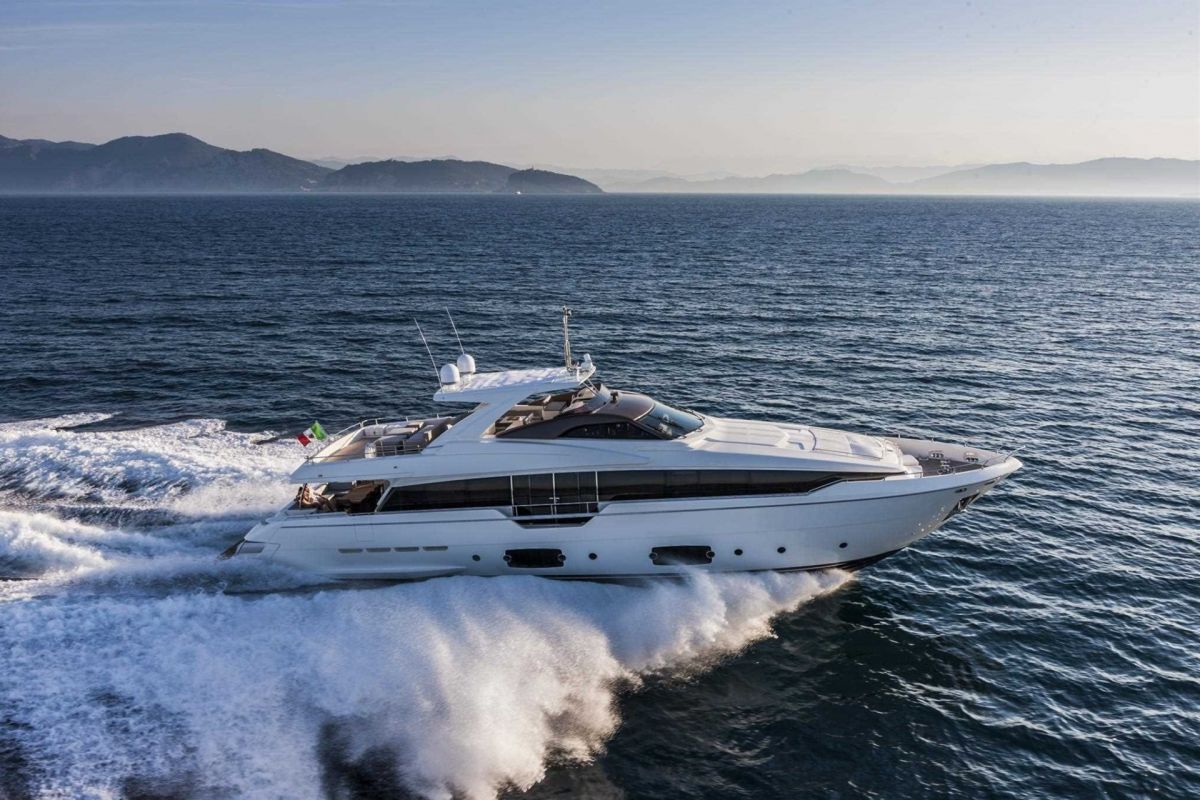 LOCATION YACHT FERRETTI 960