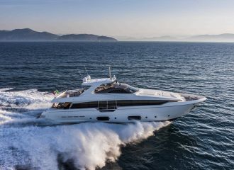 LOCATION YACHT FERRETTI 960