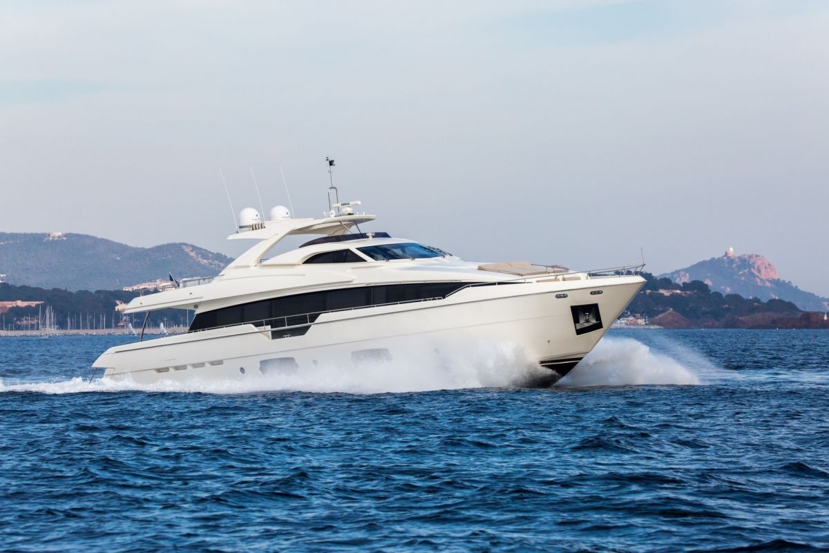 LOCATION YACHT FERRETTI 960