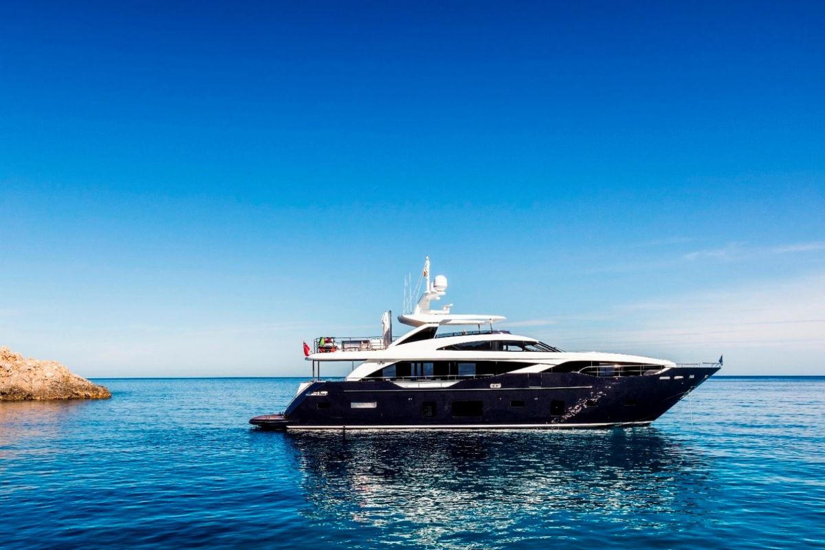 LOCATION YACHT PRINCESS 30M