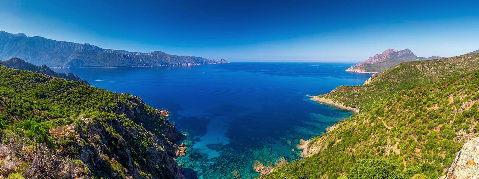 Panorama de Girolata en Corse lors d'une location de yacht en Méditerranée 