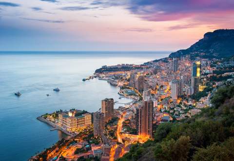 Vue nocturne de la Principauté de Monaco lors d'une location de yacht en Méditerranée