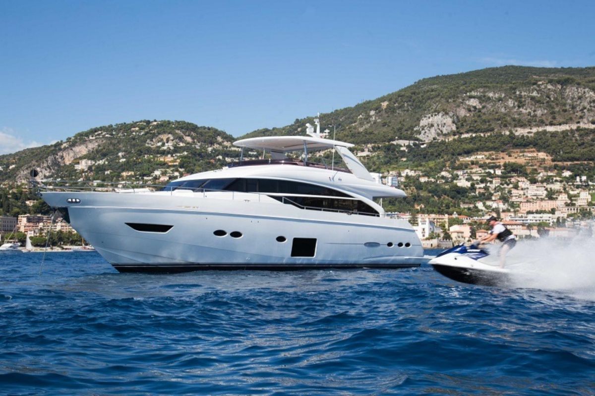 LOCATION YACHT PRINCESS 88