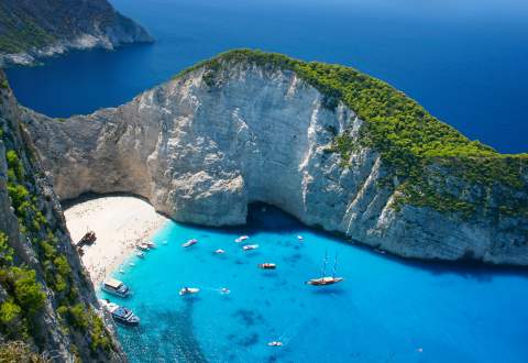 La plage de Navagio ou du naufrage sur l'le de Zakynthos en Grce lors d'une location de yacht en Mditerrane