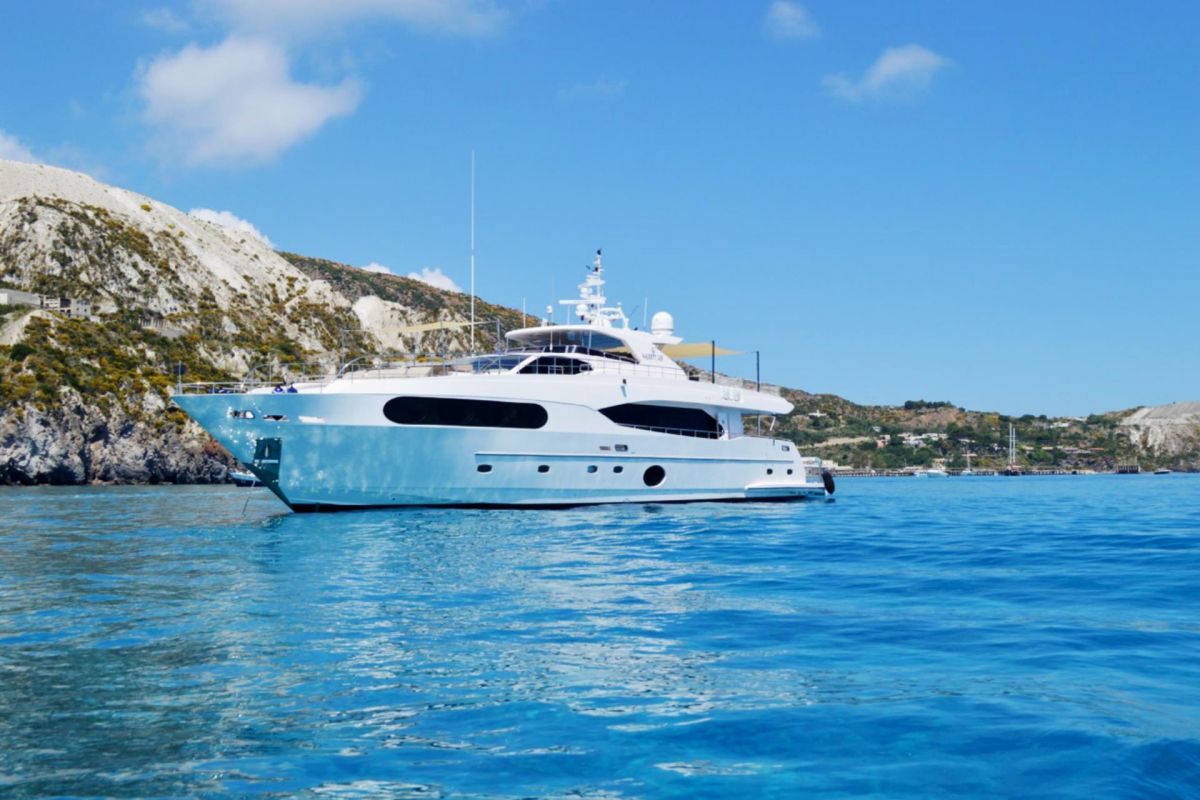 LOCATION YACHT MAJESTY 105