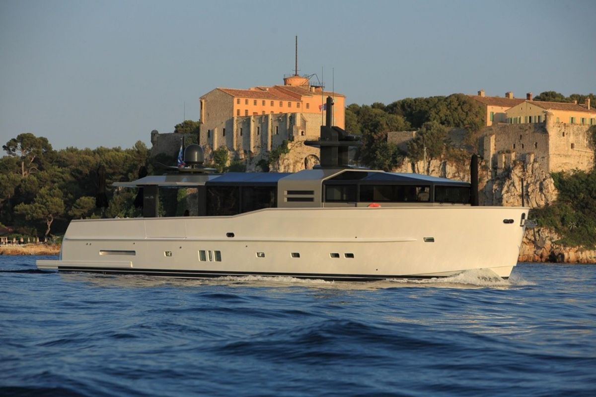 LOCATION YACHT ARCADIA 85