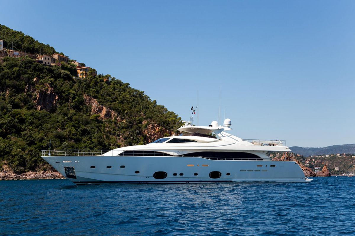 LOCATION YACHT FERRETTI 112