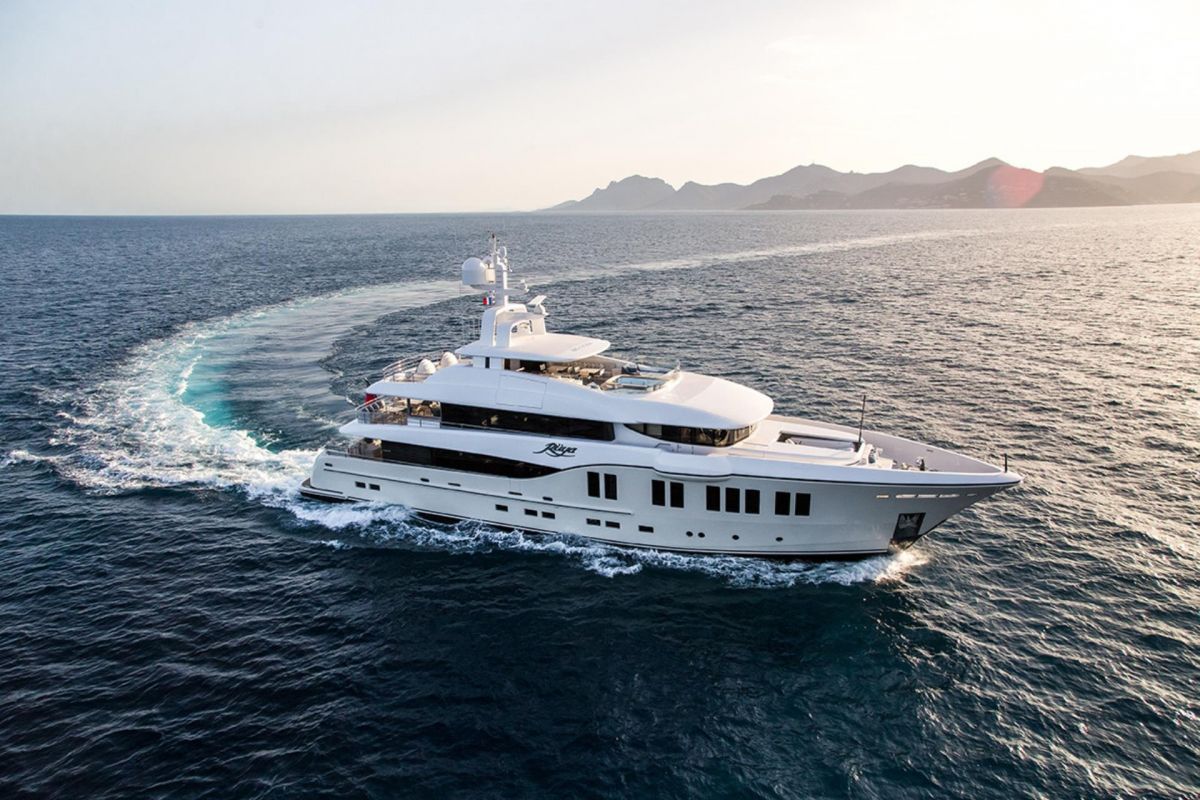 LOCATION ALIA YACHTS 41M