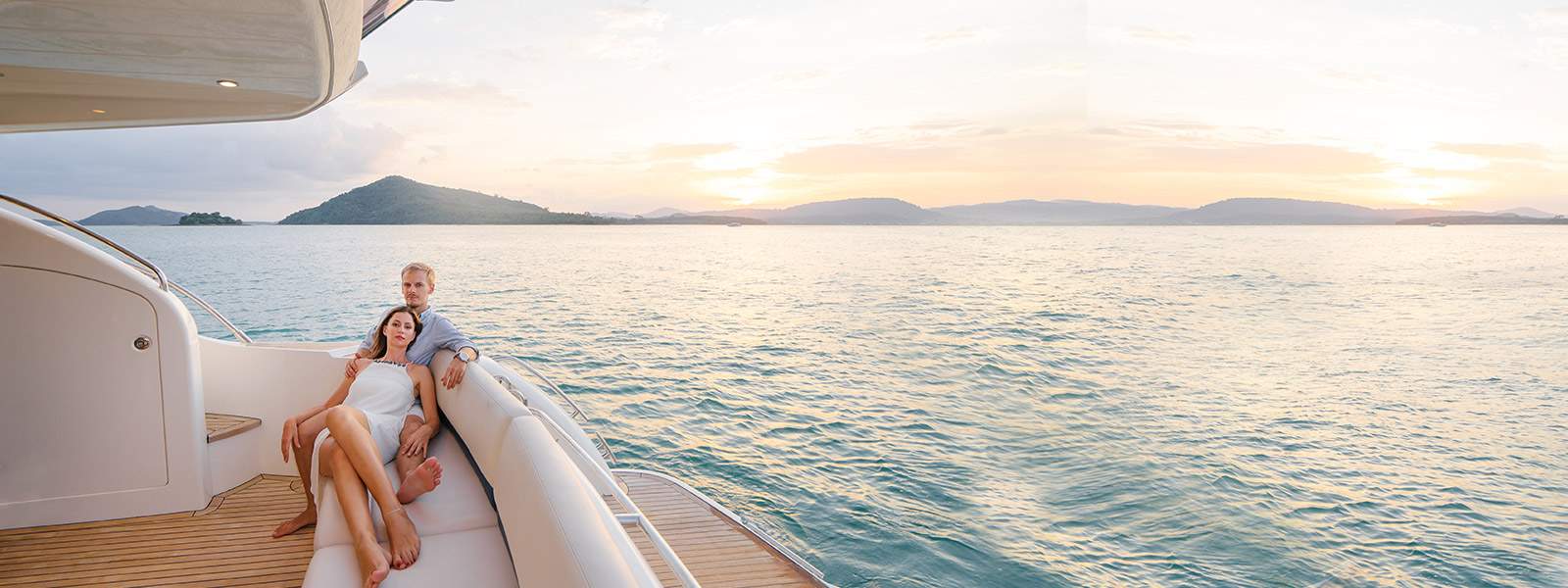 Un couple se relaxant sur le pont arrire d'un yacht de location