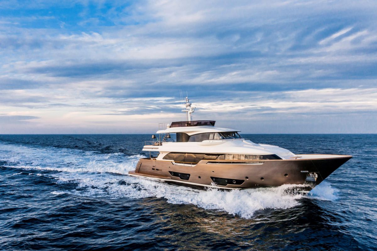 LOCATION YACHT FERRETTI NAVETTA