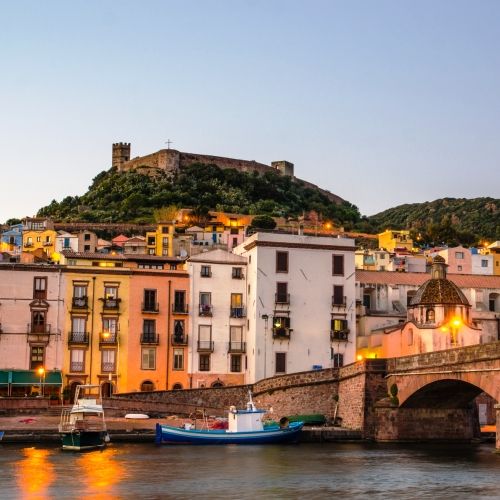 La ville sarde de Bosa et son atmosphre romantique  la tombe de la nuit