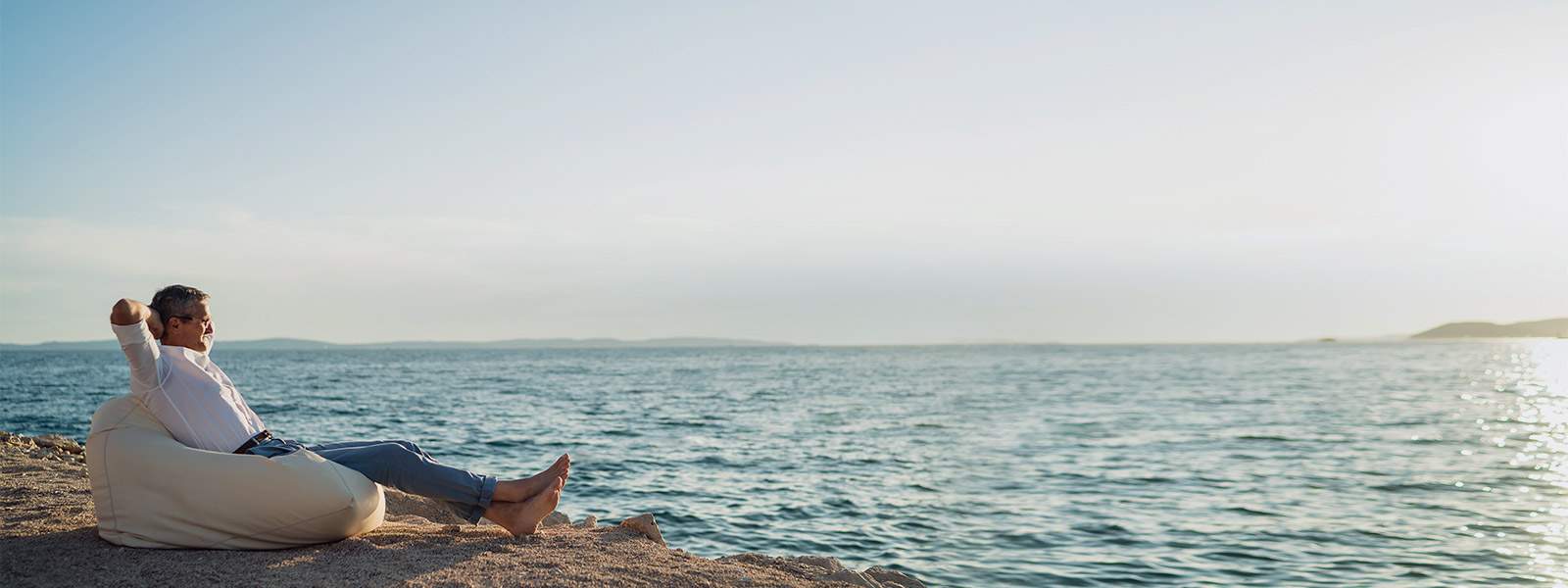 Un propritaire de bateau profitant d'un moment de dtente avec un panorama sur la mer