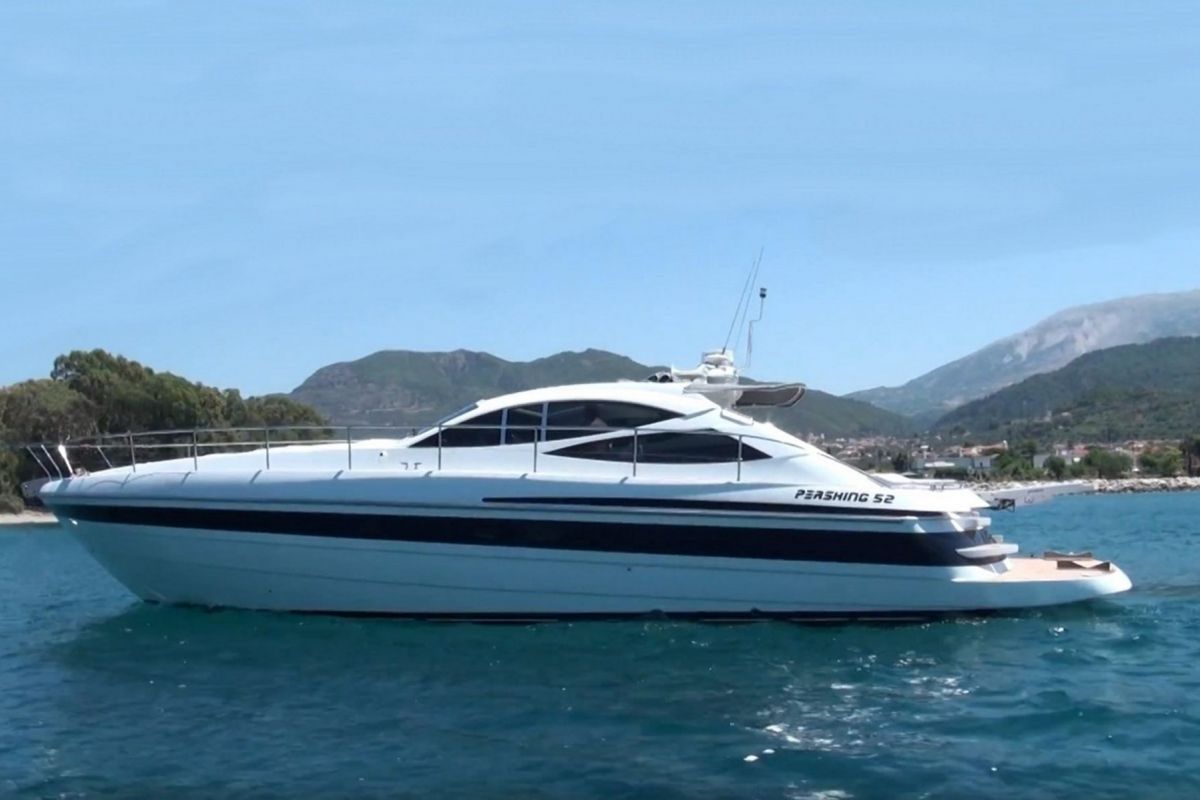 LOCATION YACHT PERSHING 52