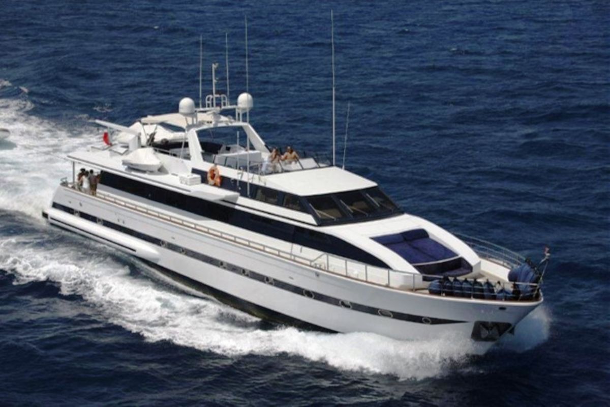 LOCATION YACHT VERSILCRAFT 31M